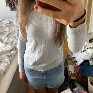 Tunn stickad tröja - I väldigt fint skick! Priset är diskuterbart.