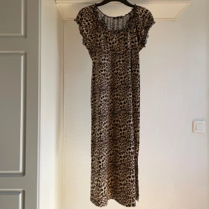 Lejonpard klänning 40 - Storlek 40 från bubbleroom oanvänd pris 399kr