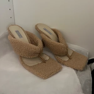 Teddy klackar - Säljer jättefina helt oanvända Teddy klackar i storlek 37 ifrån Nelly. Nypris 299kr. 100kr + frakt🤎