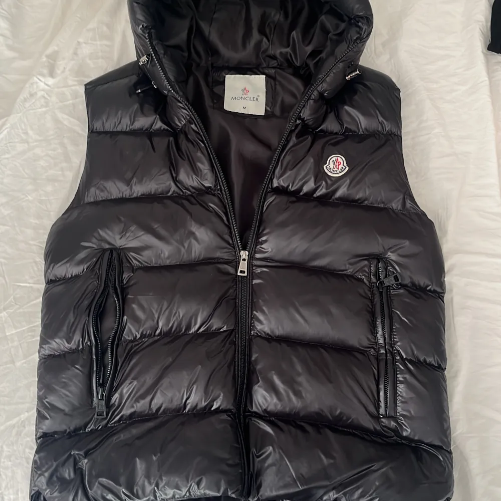 Moncler väst i storlek M Skick:10/10 (Vi vet ej om den är autentisk därav priset). Jackor.