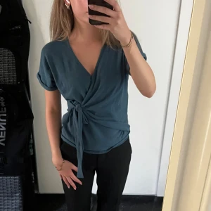 Söt och bekväm tppp - Superskön finstickad topp med knytning, vet ej vart den är ifrån. Använd ett par gånger  Strl xs  