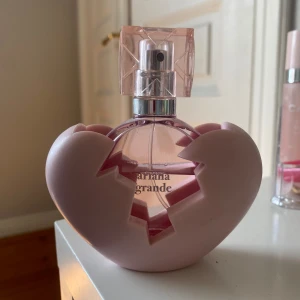 Arians Grande Parfym - Säljer min Ariana Grande (thank you next) 30ml parfym som har ca 50% produkt kvar. Kontakta mig innan du köper💗💗