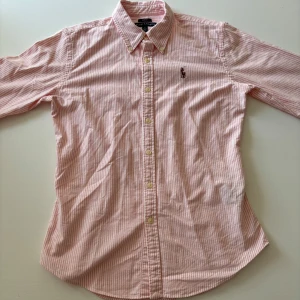 Ralph Lauren skjorta - Hej, säljer nu min fina Ralph Lauren skjorta storlek XS slimfit. Den är i nyskick och kommer vara otroligt snygg i sommar. Nypris 1500kr! Vi kommer att sälja liknande produkter nu i sommar så glöm inte följa profilen!🌊🍾