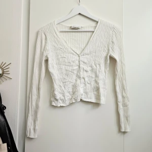 Söt kofta monki - Säljer denna söta lilla koftan från Monki🩷 storlek M