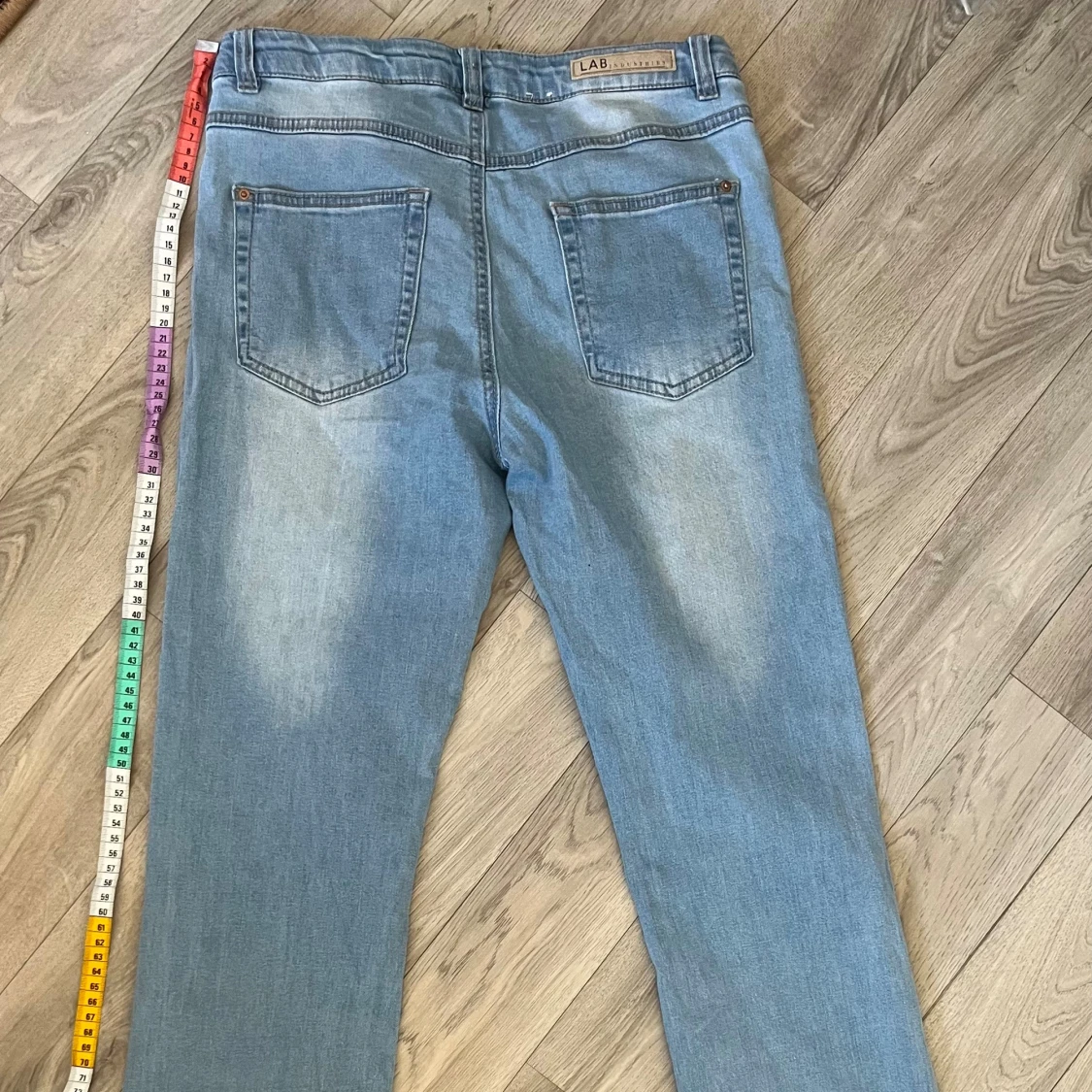 Ljusblå jeans med utsvängda ben - 91