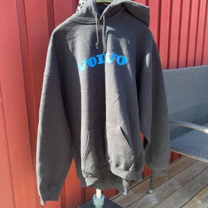 Svar kofta med Volvo tryck  - Svar kofta med Volvo tryck