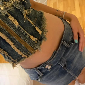 Lågmidjad kort jeanskjol - Jättefin kort lågmidjad kjol från H&M som ej kommer till användning💙 Jeanstoppen på första bilden finns också till salu!
