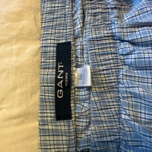 Pyjamasbyxor Gant - Gulliga blårutiga pyjamasbyxor från gant. Det står storlek M men skulle säga att de sitter som en XS/S. 