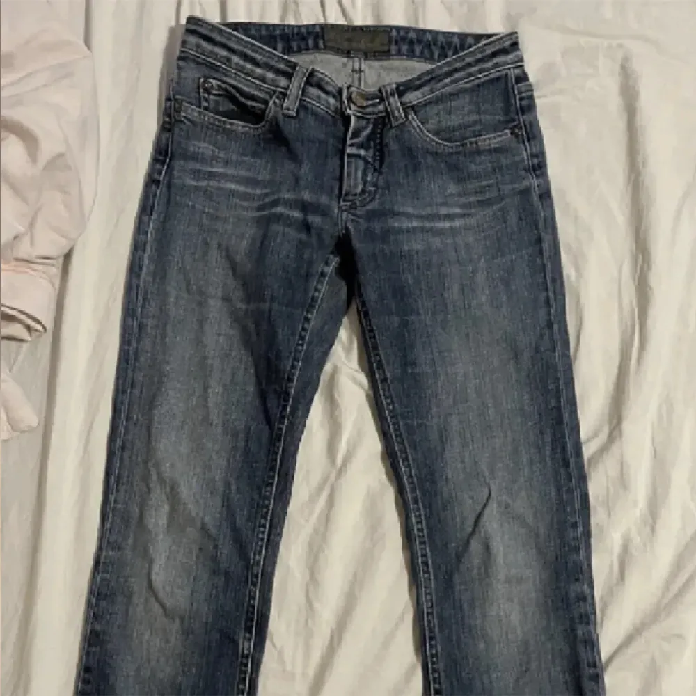 Acne jeans i jättebraskick! . Jeans & Byxor.