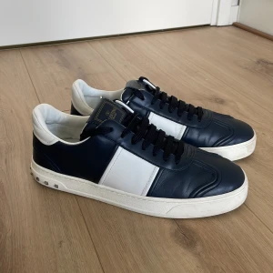 Valentino Flycrews  - Säljer ett par valentino Flycrew i storlek 41,5! Skorna är i nyskick! Alla nitar är kvar!  Hör gärna av dig om du har frågor!