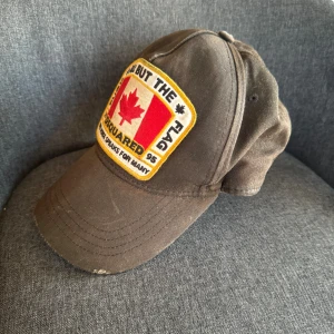 D2 keps svart - En svart D2 keps. Gott skick förutom att den är solblekt.