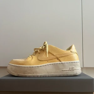 AIR Force 1 Premium ”Gold Nubuck”  - AIR Force 1 Premium ”Gold Nubuck” Gula AIR Force 1 med vit sula i storlek 39.