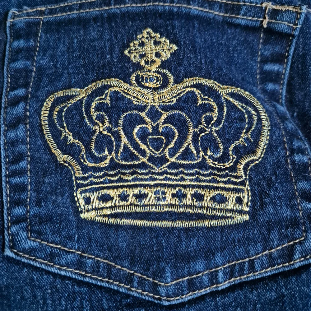 Ett par snygga jeans med kronor på fickorna💞👑 köpta för 800kr. Jeans & Byxor.