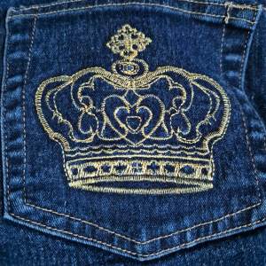 Ett par snygga jeans med kronor på fickorna💞👑 köpta för 800kr