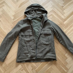 Tunn jacka  - Tunn snygg ”jacka” från Zara i en fin mörkgrön färg, i mycket bra skick 