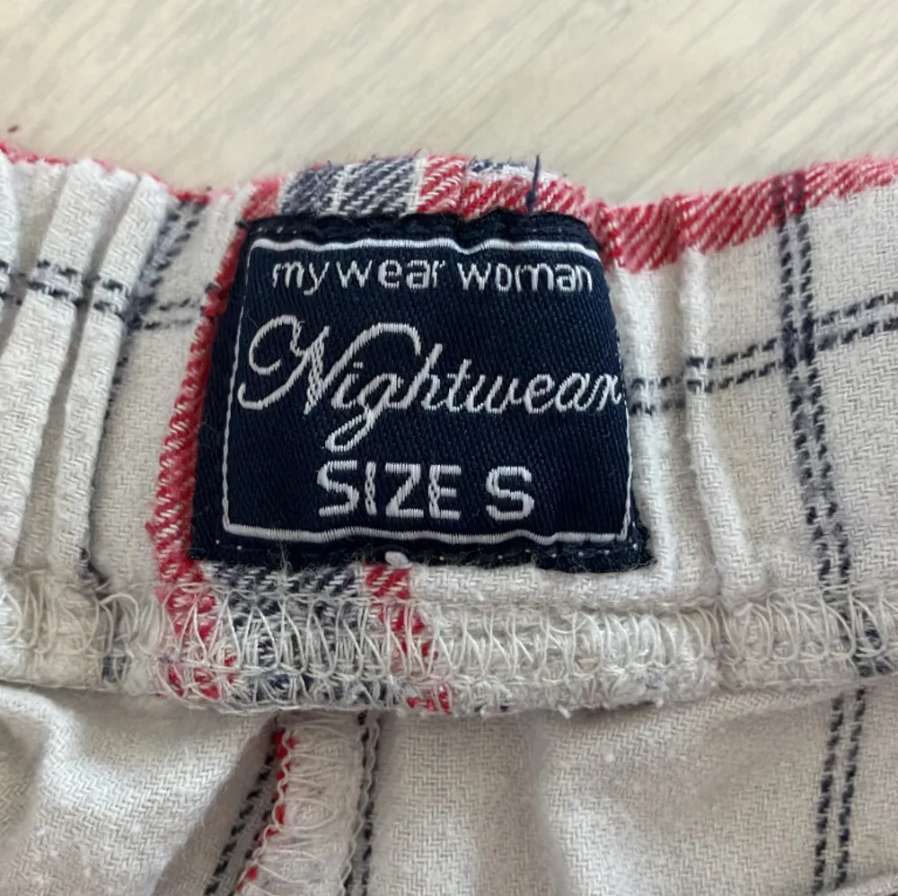 Fina pyjamasbyxor från mywear i storlek S! Som man ser på bild tre så är dom noppriga 🤍 läs bio 🤍. Jeans & Byxor.