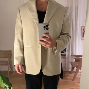 Säljer en oversized blazer i Size 46 herr från Zara som passar även dam. 7/10 i skick finns några små fläckar längst ner på ärmen som jag inte orkar tvätta bort, i övrigt riktigt bra skick. Nypris:1200kr  