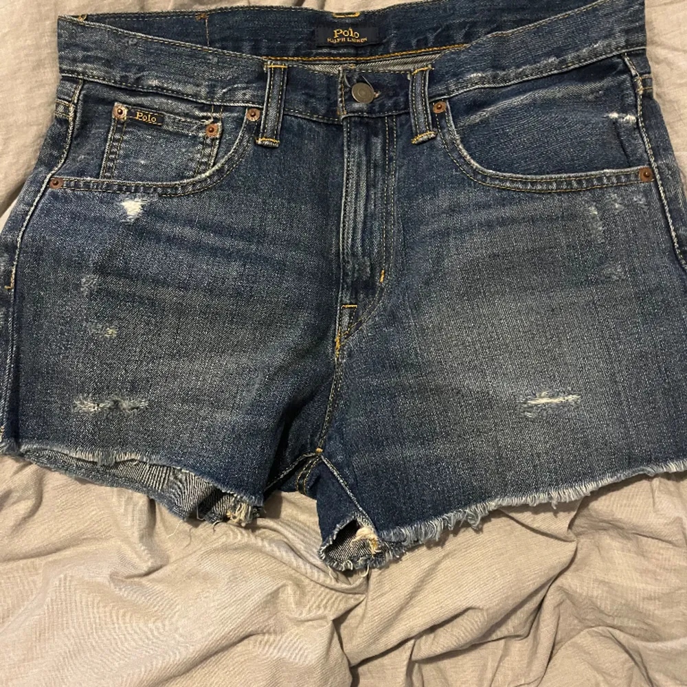 Jättefina jeansshorts från Ralph Lauren, aldriga använda endast testade. Säljer för att de var för stora på mig.. Shorts.