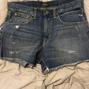 Jättefina jeansshorts från Ralph Lauren, aldriga använda endast testade. Säljer för att de var för stora på mig.