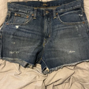 Polo Ralph Lauren shorts - Jättefina jeansshorts från Ralph Lauren, aldriga använda endast testade. Säljer för att de var för stora på mig.