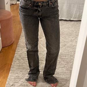Mid/low waisted jeans!!! Endast testade och så fina, säljer då de är för långa på mig som är 162. Passar ca 165-170