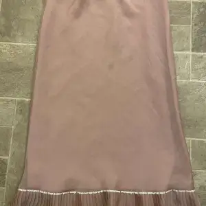 Ljus rosa tunn ljol med under kjol storlek 32 men är en s