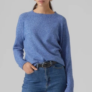 Stickad tröja  - Blå stickad tröja från vero moda i bra skick. 