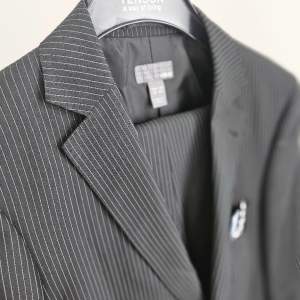 Säljer herr/kill kostym, svart med kritvita ränder. Inköpt på HM och har storlek 48 (M) på både kavaj och byxa.  Ingår slips och servett. Kom gärna med frågor eller bud!