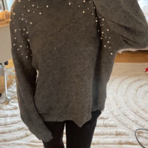 Stickad tröja  - Tunn men mysig stickad tröja som jag inte använder längre💕