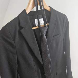 Kavaj från Zara i storlek 164 till kille. Ingår två slipsar, en svart och en svartgrå prickig. Kavajen är använd vid ett tillfälle och är i bra skick. Pris, 150 kr 