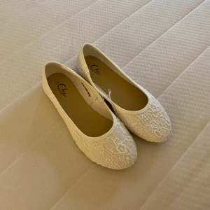 SÖTA BALLERINASKOR  - Säljer dessa jättesöta ballerinaskor då dom va för små när jag köpte dom och hann inte lämna tillbaka. Helt oanvända i storlek 38💗