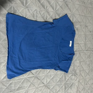 T-shirt - Säljer denna otroligt gulliga t-shirten som är i storlek s. Har knappast använt den då jag vuxit ur den 