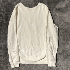 Sällsynt Sweatshirt från Stone Island - Tvåvägs-Sweatshirt från Stone Island (Kan användas åt båda håll). Köpt på Nk i Göteborg för några år sedan men växte ur den fort. Använd enstaka gånger. 10/10 skick. Köpt för ca 2599kr. 