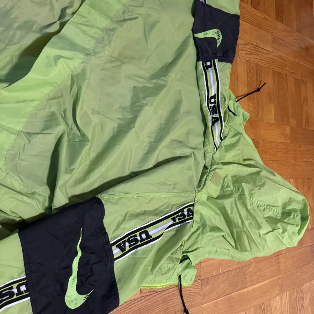 Mycket Sällsynt Nike USA-jacka i neongrönt. Förmodligen från 00-tal. . Jackor.