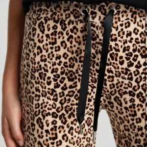 Leopard mjukis byxor  - Passar mig som är 160 men även kortare och längre Inga defekter😊