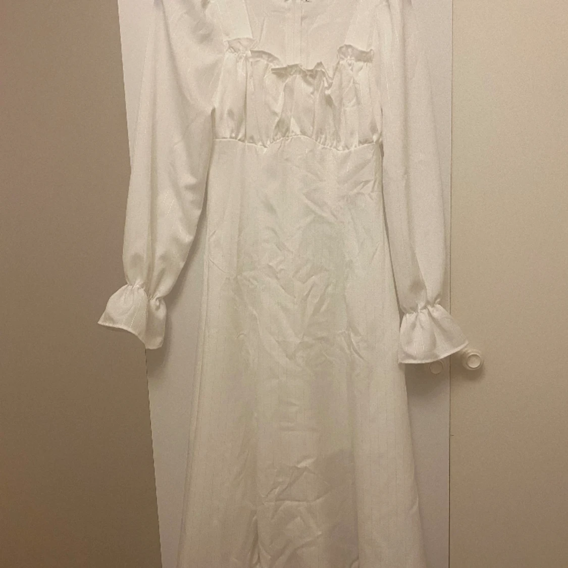 En vit lång klänning 