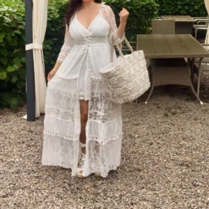 Vacker klänning kimono spets fransar brodyrer student brud bröllop vår sommar  - Så snygg klänning/kimono att ha till antingen jeans shorts / fin shorts och linne eller att ha en underklänning som jag har på bilderna, dock ingår inte underklänningen. Den har jag köpt separat