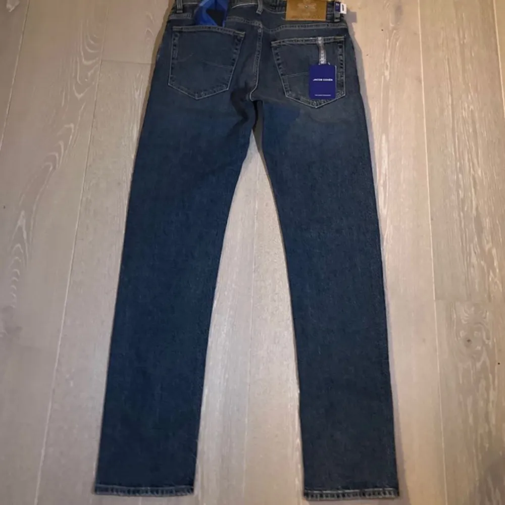 Säljer nu dessa helt oanvända Jacob cohen jeans som sitter slim fit! Nypris ca 5 tusen, säljer för endast 2299! tags mm medföljer! Hör av er vid minsta fundering . Jeans & Byxor.