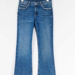 Jätte snygga blå bootcut jeans ❤️ Är i bra skick och har inga defekter❤️ Är i 158 men är som xs/34  Pris går att diskutera❣️