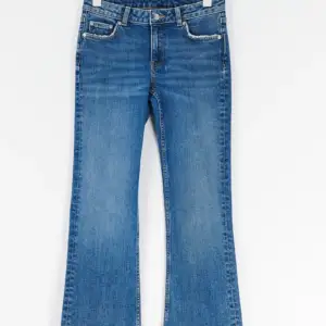 Jätte snygga blå bootcut jeans ❤️ Är i bra skick och har inga defekter❤️ Är i 158 men är som xs/34  Pris går att diskutera❣️