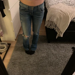 Lågmidjade jeans - Jätte fin utsvängda Lågmidjade jeans med hål i fint skick❤️‍🔥