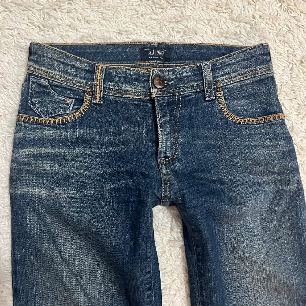 Lowrise Armani Jeans, i perfekt skick 💕 Midjan är 77cm och innerbens är 70cm 🩶. Jeans & Byxor.