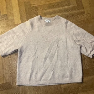 & other stories  - Säljer min trendiga, supersnygga stickade t-shirt köpt på h&m men märket är & other stories! Den är i storlek S och endast använd max 3 gånger, så därav i utmärkt skick. Säljer då jag tyvärr inte får någon användning av den. Nypris 790 kr 🥰
