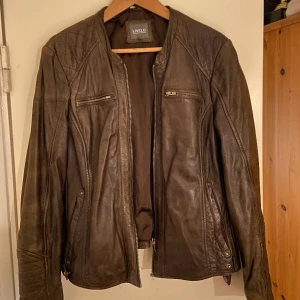 Skinnjacka - En mycket snygg brun skinnjacka🤎