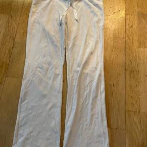 Gina tricot byxor - Byxor från Gina tricot. Eftersom dom små metallgrejerna på snöret är trasigt så säljer ja dessa för 10 kronor. Super mjuka o fina annars. Väger 284 gram så frakten blir 72 kronor.