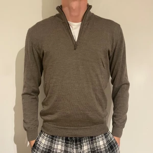 Premium half zip - Säljer denna feta halfpipen från Sand i färgen beige som är kashmirmix. Storleken är Men passar S. Skick 10/10  Vid minsta lilla fråga är de ba att hojta!