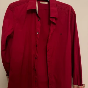 Burberry skjorta  - Storlek: M Cond: 9/10 Den är bara använd 3 till 4 gånger förra sommaren. Vid fler bilder eller funderingar skriv!