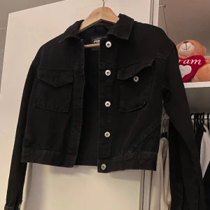 Denim jacka - Svart denim jacka i lite washed stil. Använd få gånger. Så fin passform och perfekt croped längd. Tveka inte höra av er vid fler funderingar☺️
