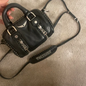 Zadig väska - Hej! Säljer min fina Zadig väska, den har små skador och visa skavanker men är fortfrande otroligt snygg. Har tyvärr inget kvitto💗 kontakta mig för bilder på väskan 🫶🏻 Pris kan diskuteras!