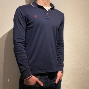 Ralph Lauren rugbytröja - Tja! Säljer nu en riktigt snygg Ralph Lauren långärmad piké.||storlek:S||skick 8,5/10||nypris:ca1300 vårt pris:399||modellen på bilden är 180cm|| hör gärna av er vid funderingar. Mvh!